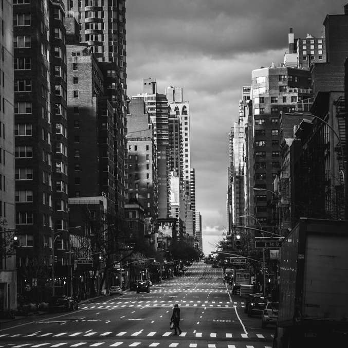 photo en niveaux de gris de personnes marchant sur une voie piétonne puzzle en ligne