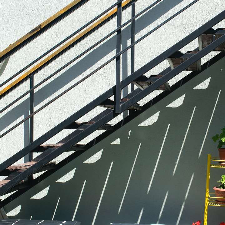 ludzie chodzą po schodach w ciągu dnia puzzle online