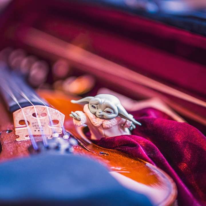 коричнева скрипка на червоному текстилі розсувний пазл онлайн