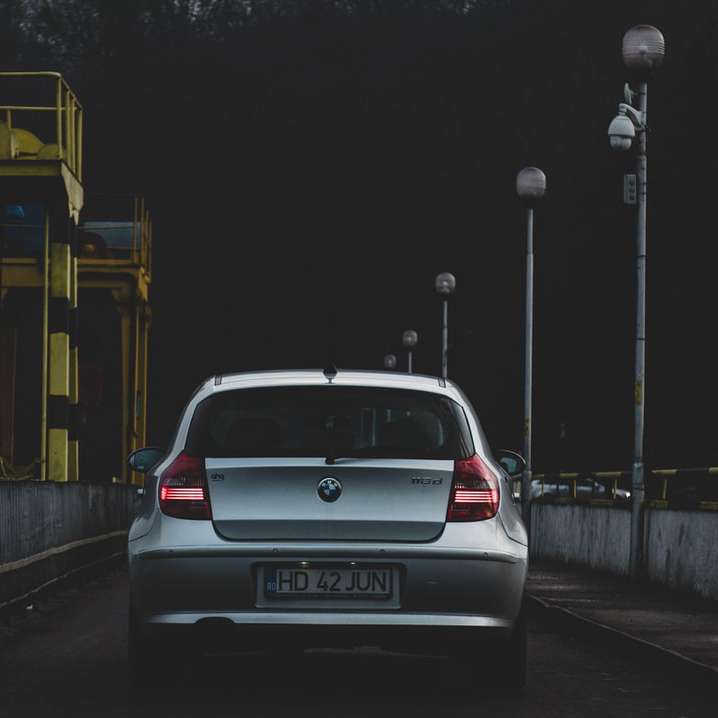 ασημένιο αυτοκίνητο στο δρόμο κατά τη διάρκεια της νύχτας online παζλ