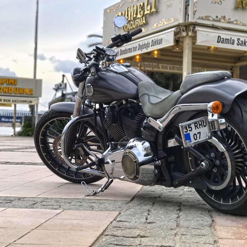 czarno-srebrny motocykl cruiser puzzle online