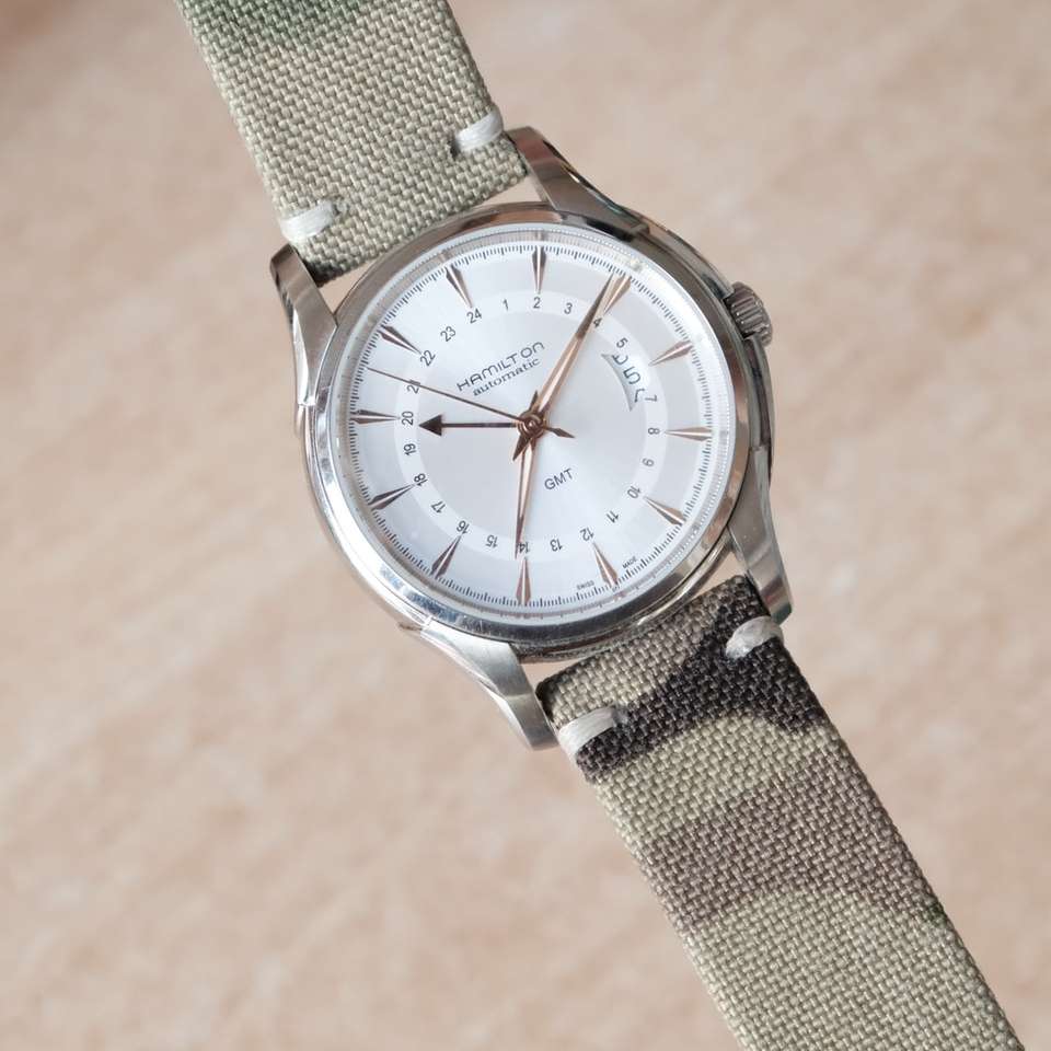 srebrno-biały zegarek analogowy na 10 10 puzzle przesuwne online