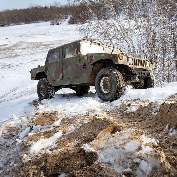 jeep wrangler alb-negru pe pământ acoperit de zăpadă alunecare puzzle online