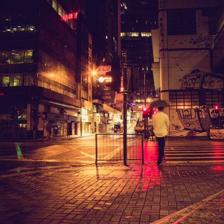 человек в белой рубашке и красных штанах стоит на тротуаре онлайн-пазл
