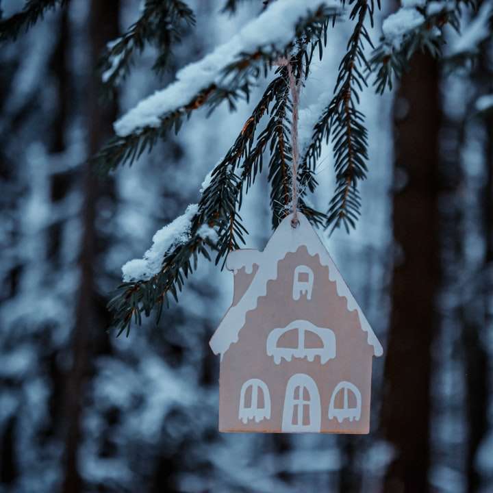 semn de oprire roșu pe pin acoperit de zăpadă puzzle online