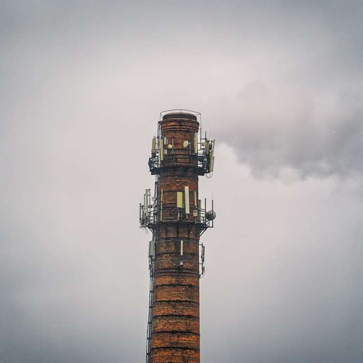 brązowo-czarna wieża pod zachmurzonym niebem puzzle przesuwne online