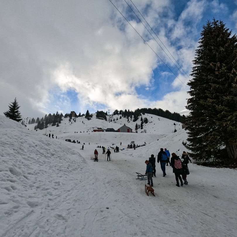 az emberek túrázás a hóval borított hegyen nappal csúszó puzzle online