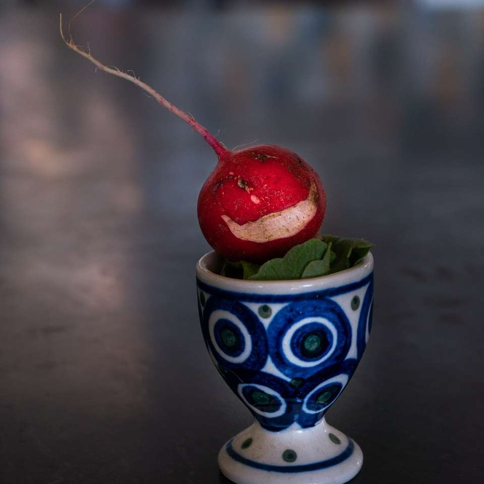 Cereza roja en taza de cerámica azul y blanca. puzzle deslizante online