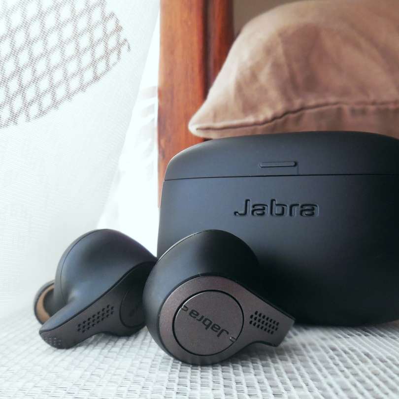 μαύρο sony ακουστικά σε λευκό ύφασμα συρόμενο παζλ online
