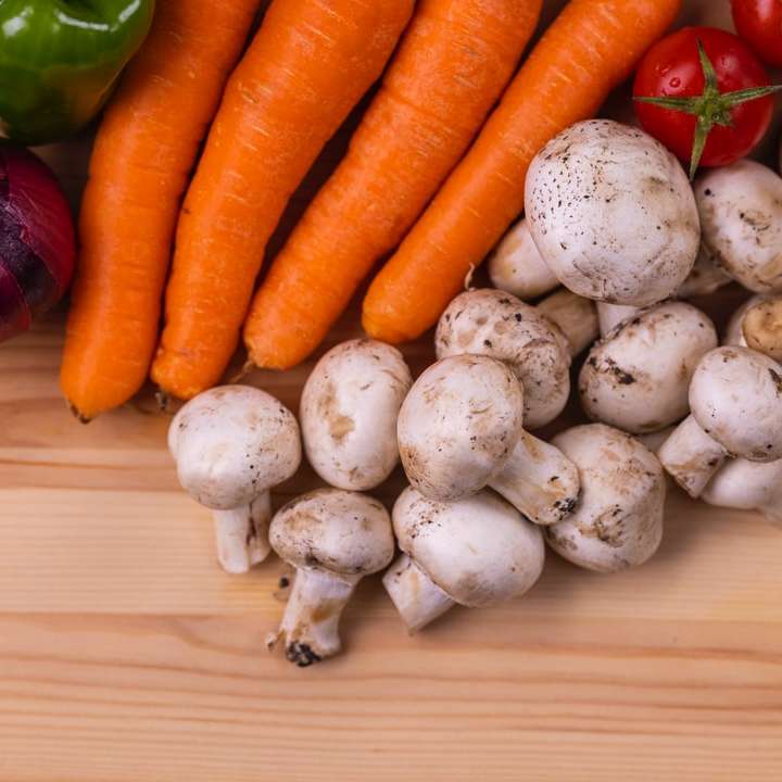 carote e aglio bianco sulla tavola di legno bianca puzzle scorrevole online