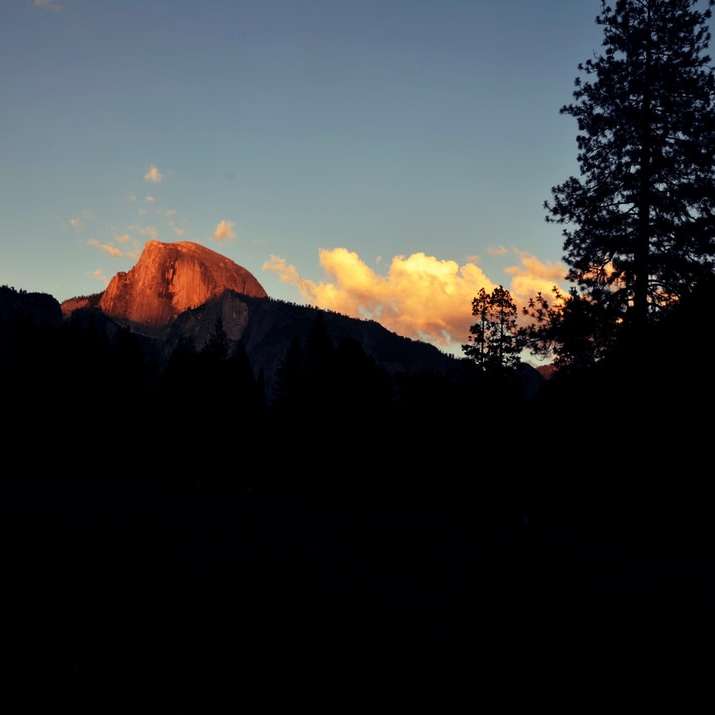 sylwetka drzew i góry podczas zachodu słońca puzzle przesuwne online