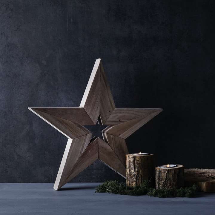 Adorno de estrella marrón sobre mesa de madera marrón rompecabezas en línea