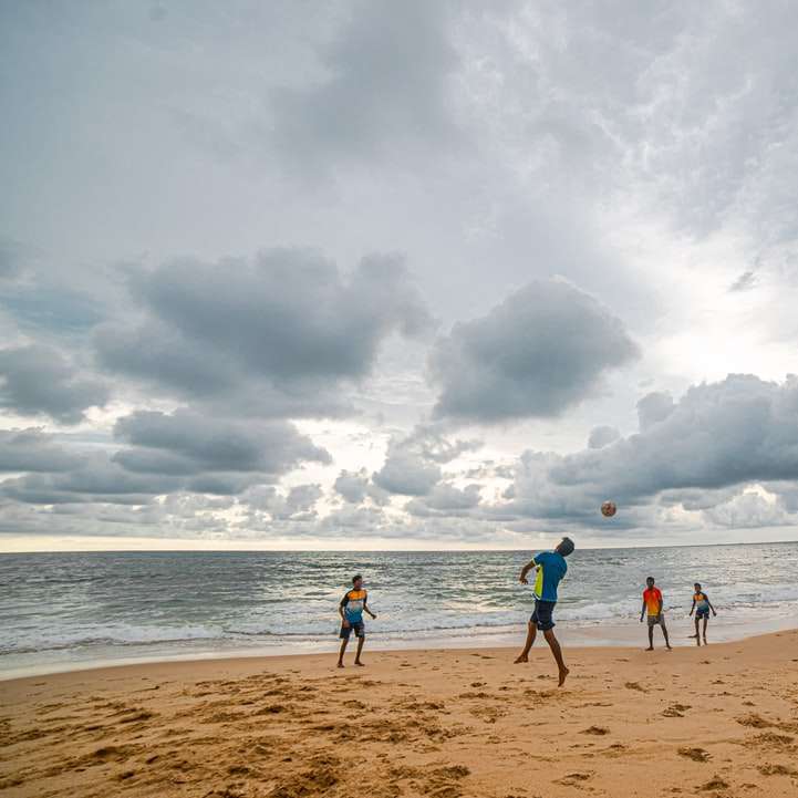 хора на плажа през деня плъзгащ се пъзел онлайн