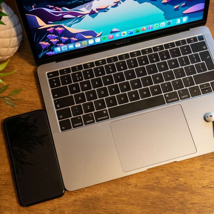 macbook pro på brunt träbord glidande pussel online
