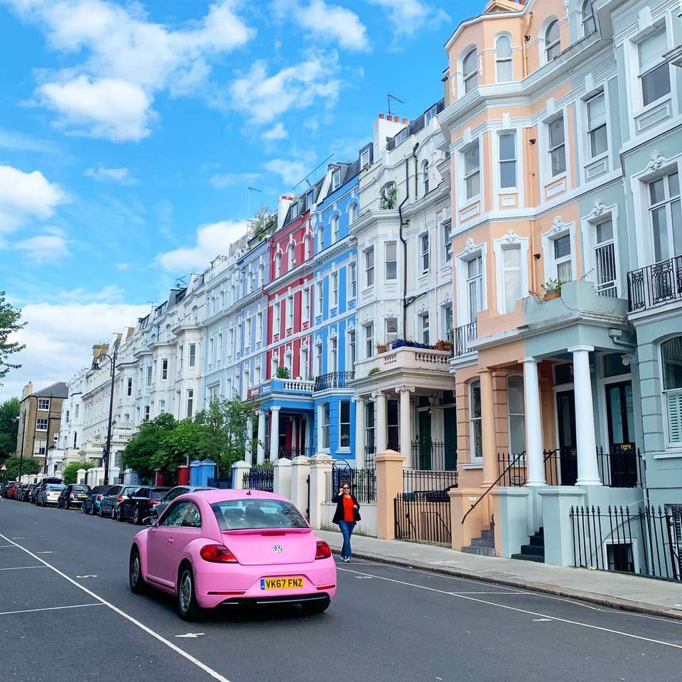 roze auto op weg in de buurt van wit betonnen gebouw overdag schuifpuzzel online