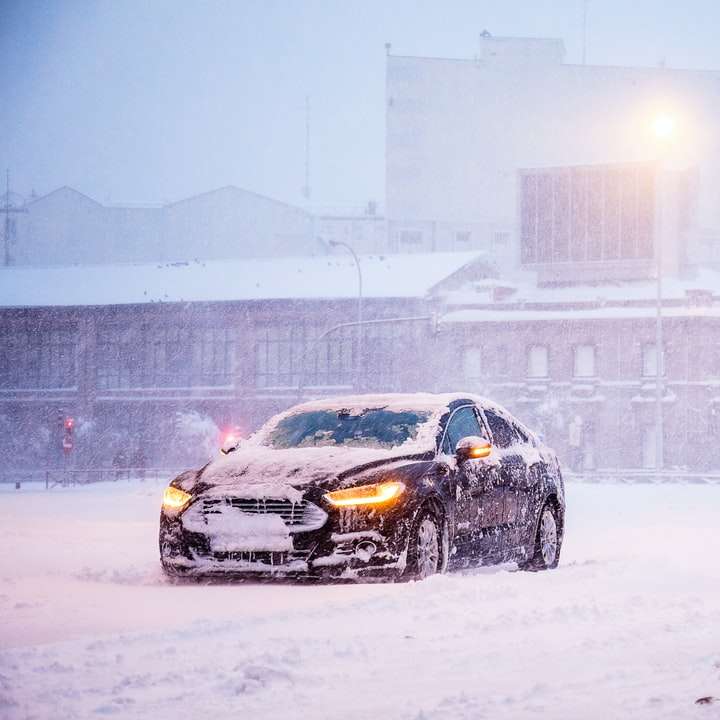 κίτρινο και μαύρο σπορ αυτοκίνητο σε χιονισμένο δρόμο συρόμενο παζλ online