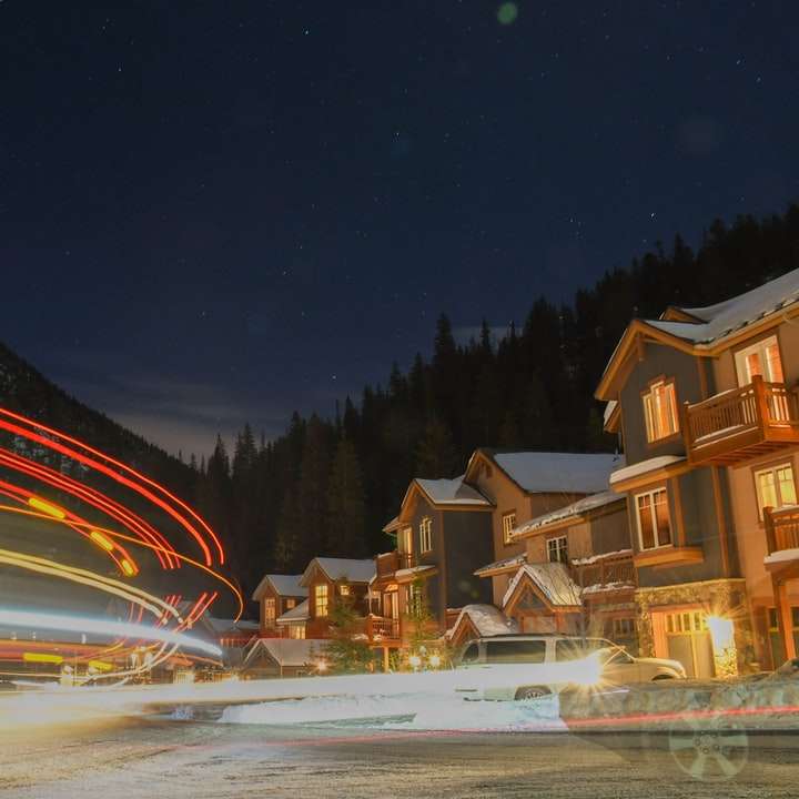 Zeitrafferfotografie der Stadt während der Nachtzeit Schiebepuzzle online