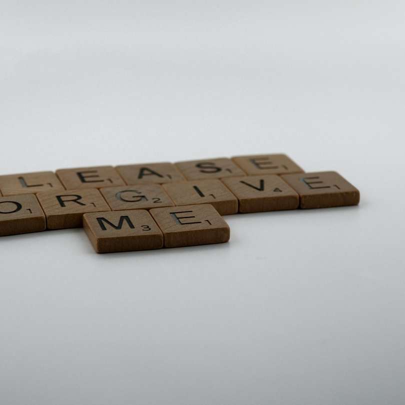 blocos de madeira marrons na superfície branca puzzle online