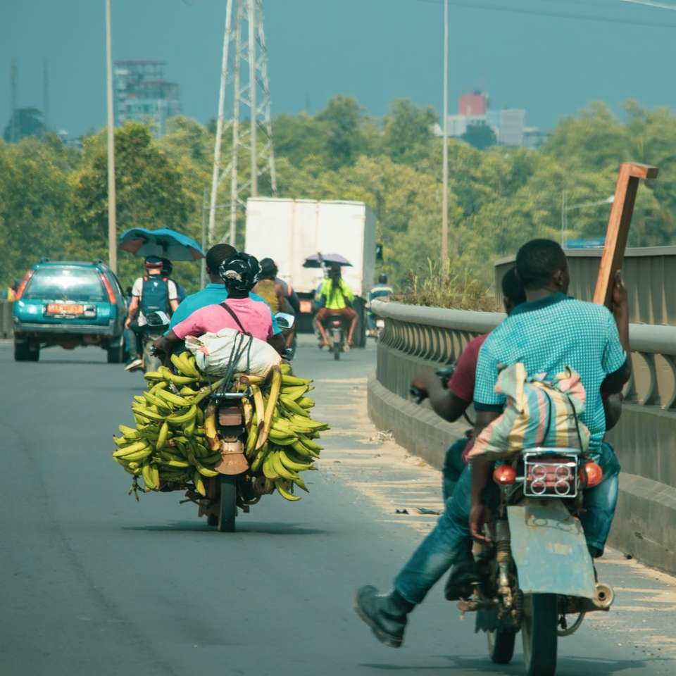 άτομα που οδηγούν μοτοσικλέτα στο δρόμο κατά τη διάρκεια της ημέρας online παζλ