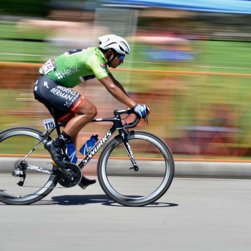 чоловік у зелено-білому велосипедному костюмі їздить онлайн пазл