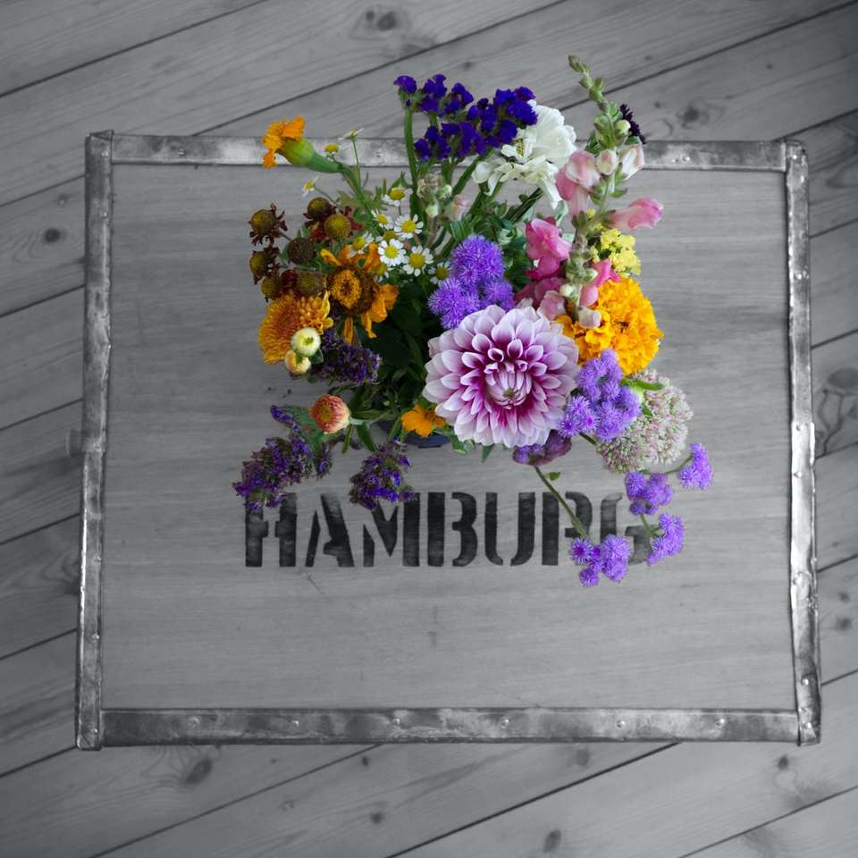 fiori viola e rosa sul bordo di legno grigio puzzle scorrevole online