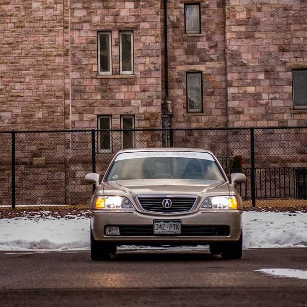 сребърна кола Хонда, паркирана до кафява тухлена стена плъзгащ се пъзел онлайн