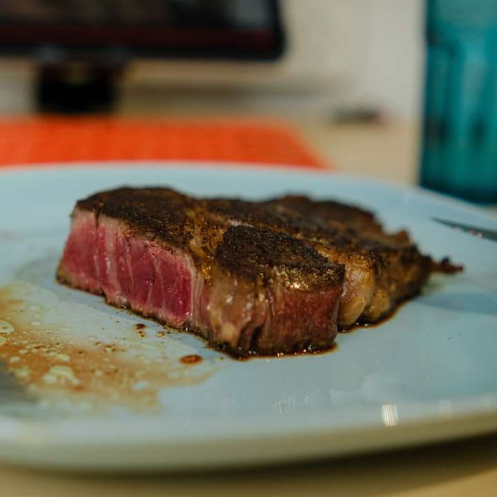 pokrojone mięso na białym talerzu ceramicznym puzzle przesuwne online