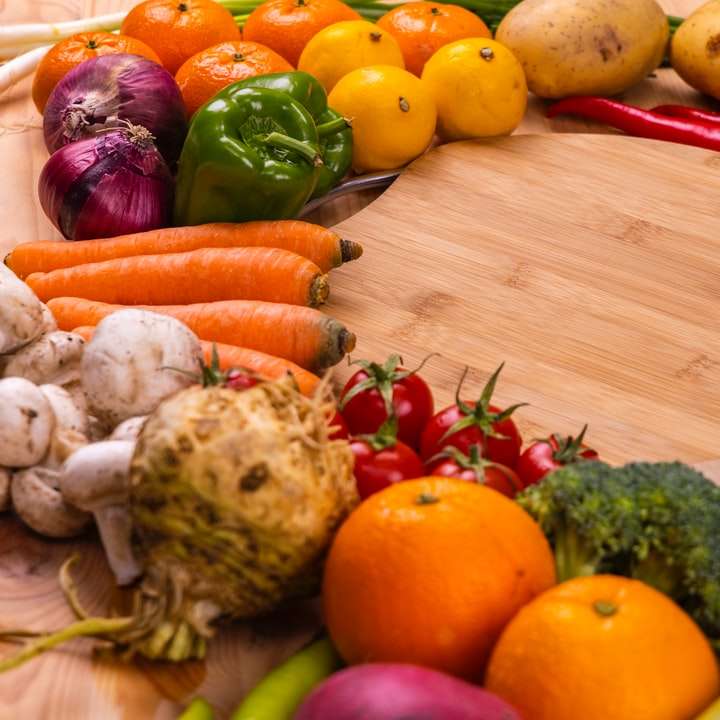 orange och gröna grönsaker på brunt träbord Pussel online