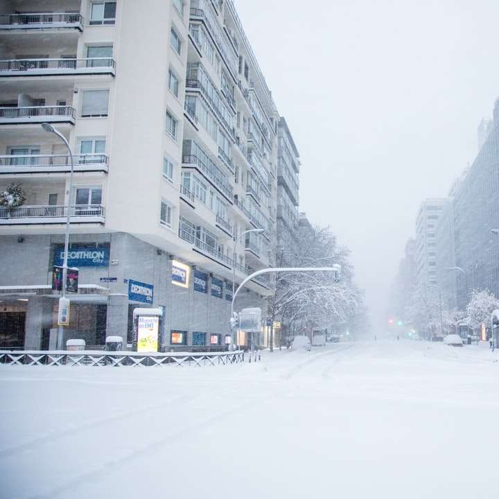 Menschen, die auf schneebedeckter Straße gehen Online-Puzzle