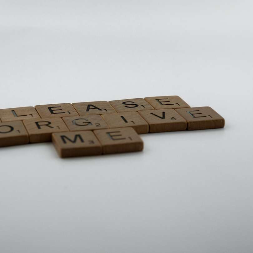 bruine houten blokken op wit oppervlak schuifpuzzel online