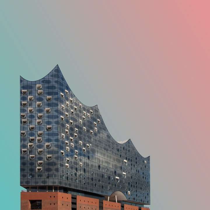 edifício de concreto cinza sob céu azul durante o dia puzzle online
