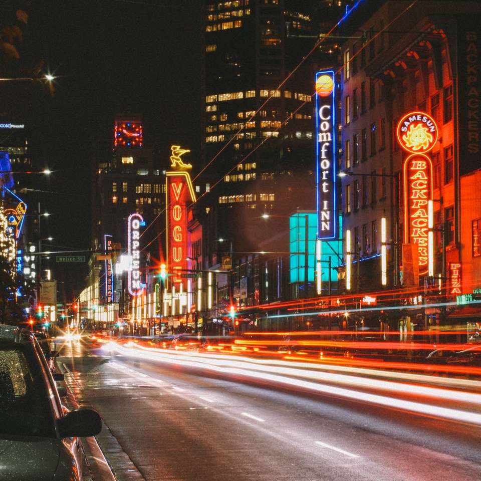 Autos auf der Straße in der Nacht Schiebepuzzle online