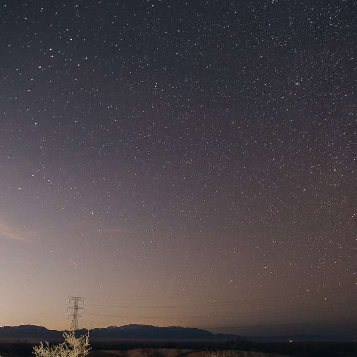 silhouet van berg onder sterrennacht schuifpuzzel online