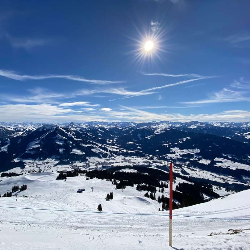 munte acoperit de zăpadă sub cerul albastru în timpul zilei puzzle online