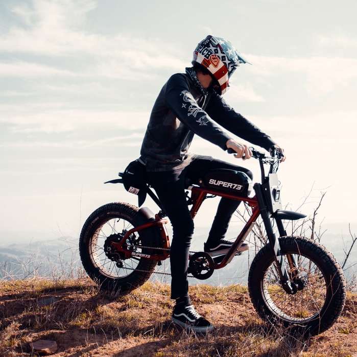 bărbat în jachetă neagră, cu motocicletă roșie pe motociclete puzzle online