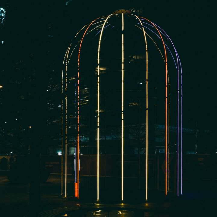 osvětlený kulatý kovový rám během noci posuvné puzzle online