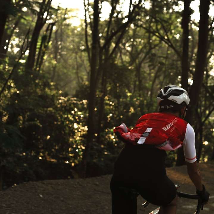 мъж в червена риза, каране на велосипед плъзгащ се пъзел онлайн