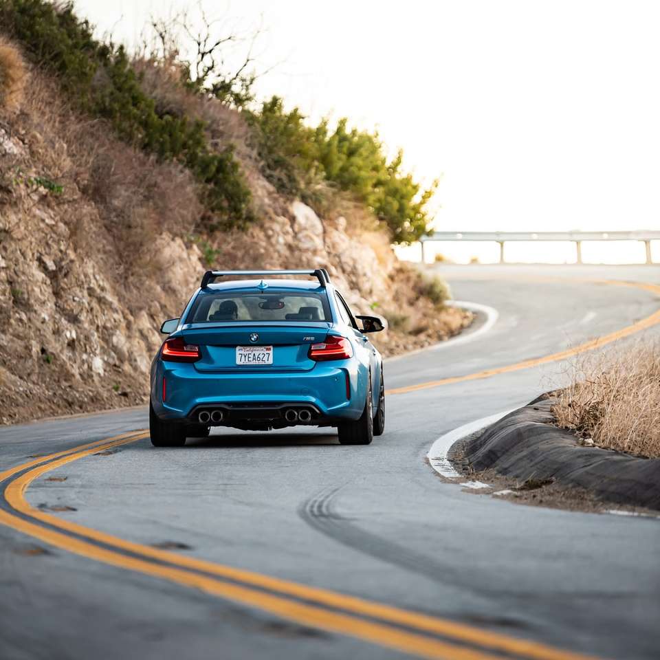 niebieski samochód na drodze w ciągu dnia puzzle online