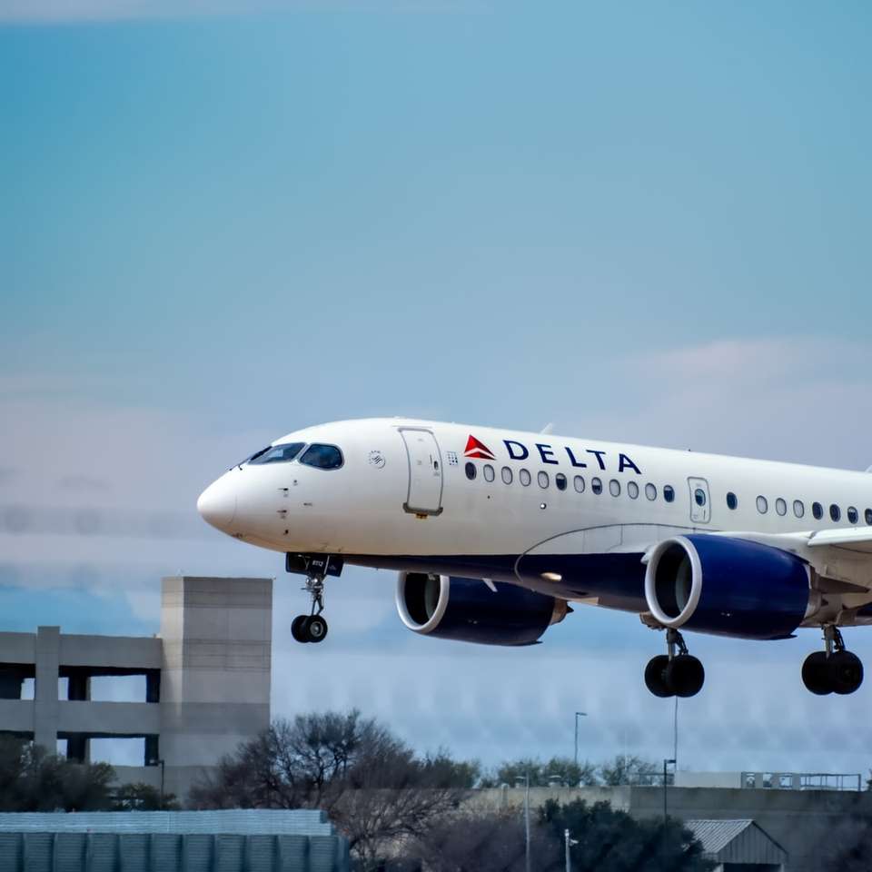 avião de passageiros branco no céu durante o dia puzzle online