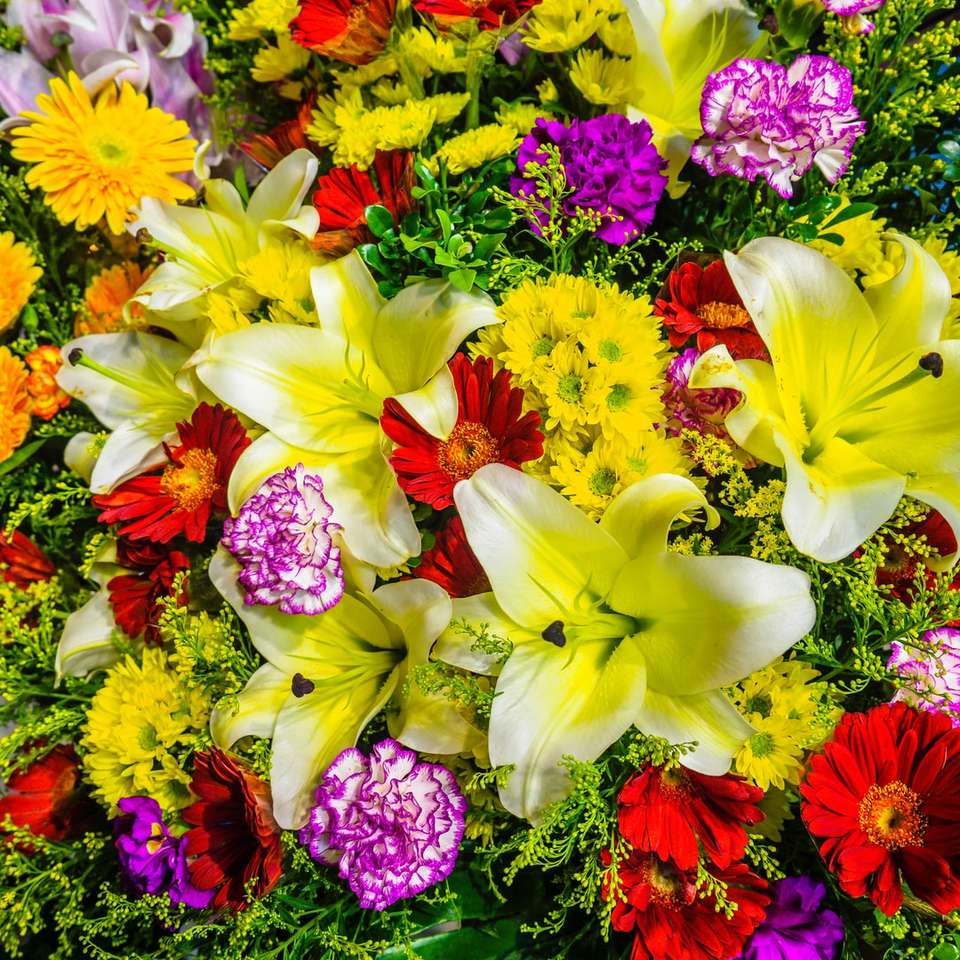 žluté a růžové květy se zelenými listy online puzzle