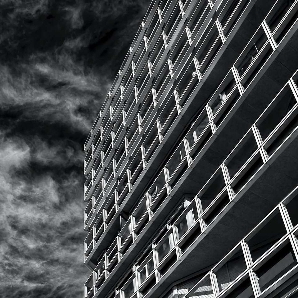 foto in scala di grigi di un edificio in cemento puzzle online