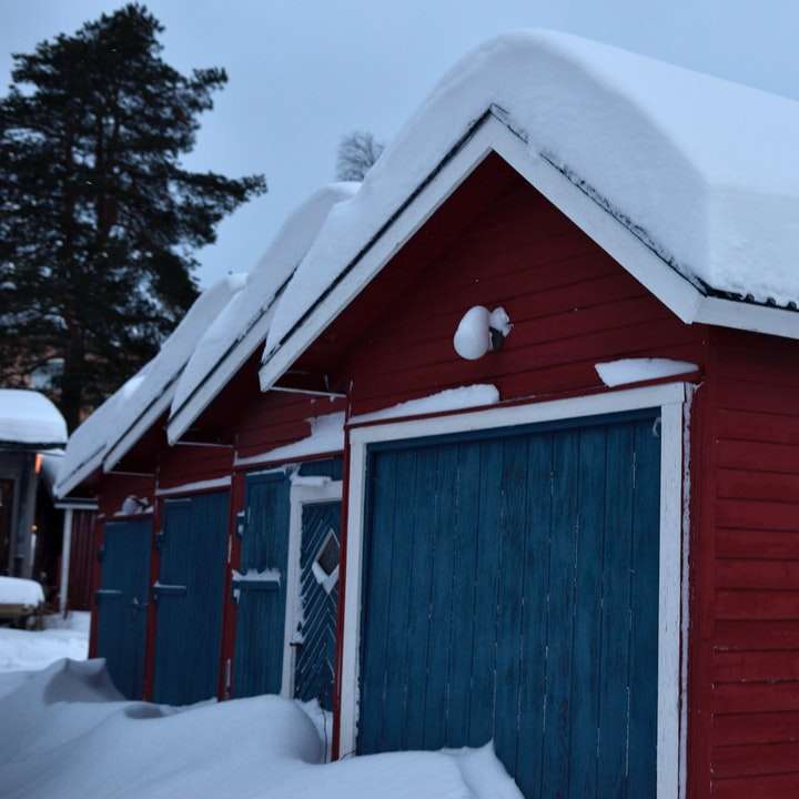 Красный деревянный дом, покрытый снегом онлайн-пазл