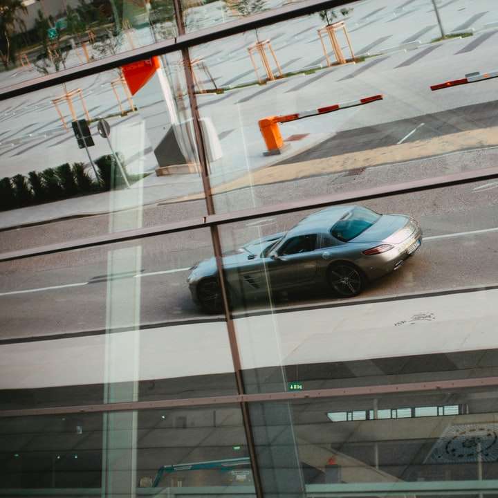 černý sedan na silnici během dne posuvné puzzle online