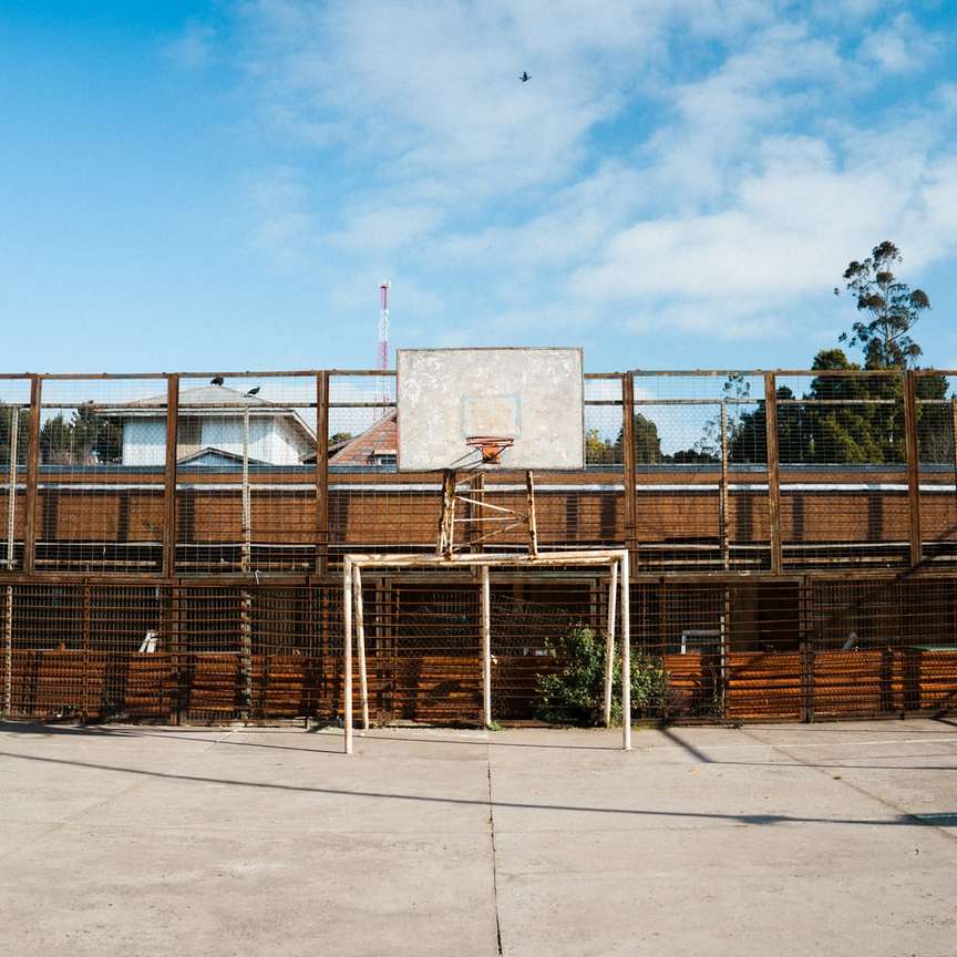 коричневый деревянный забор возле белого бетонного здания онлайн-пазл