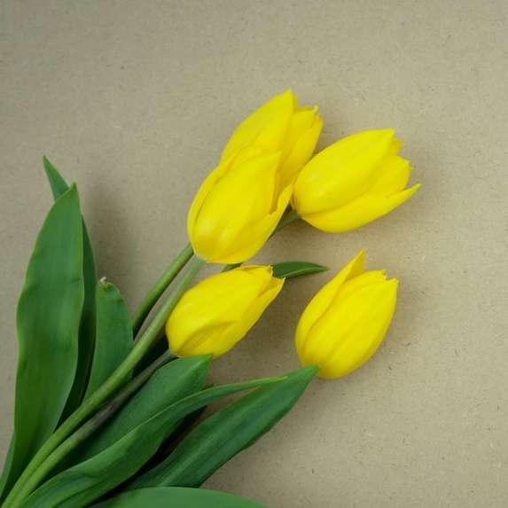 жовті тюльпани на білому столі онлайн пазл