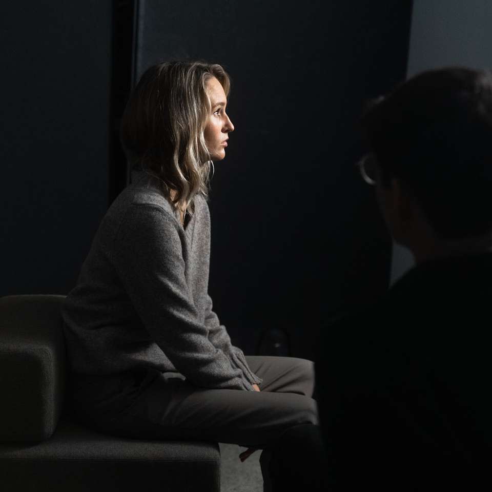 donna in camicia grigia a maniche lunghe seduto accanto all'uomo puzzle scorrevole online