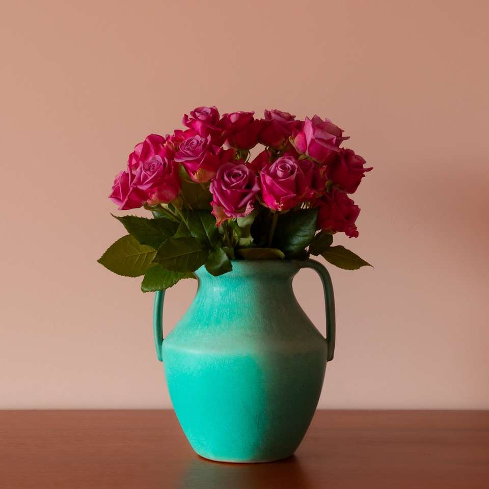 rózsaszín és lila virág kék kerámia vázában online puzzle