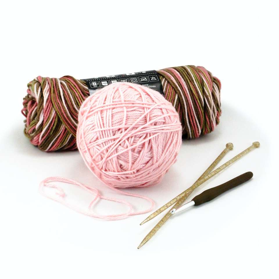 pink yarn ball and white plastic spoon sliding puzzle online