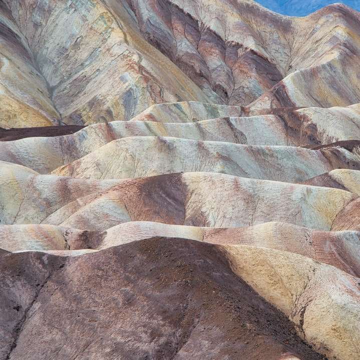 bruine rotsachtige berg overdag online puzzel