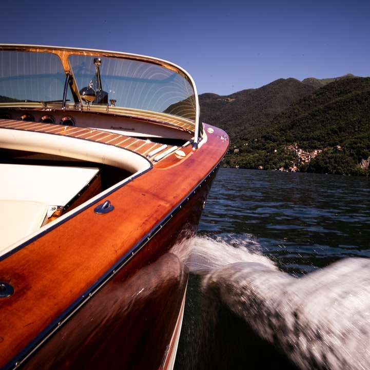 Barco marrón y blanco sobre el agua durante el día rompecabezas en línea